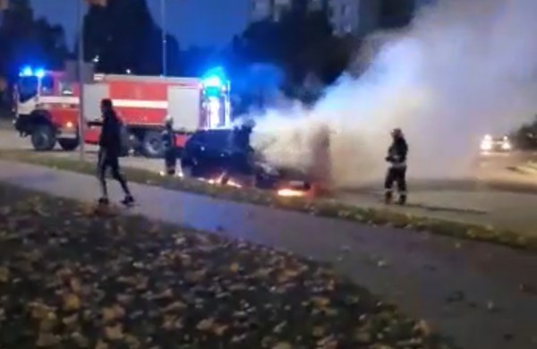 Prie Jonavos sporto arenos pleškėjo automobilis