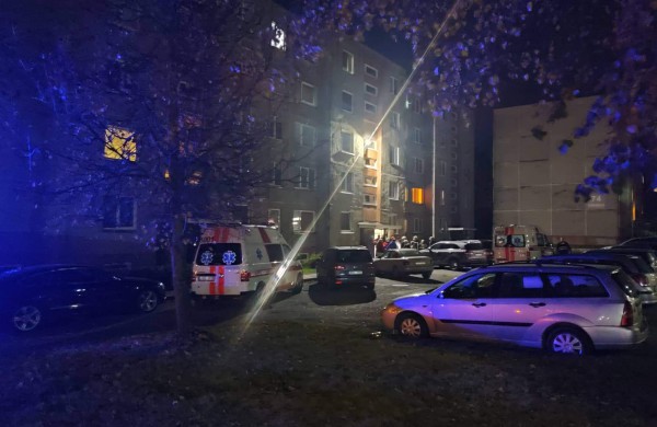 Jonavos daugiabutyje - kraupus radinys: tarp laiptų turėklų rastam vyrui medikai padėti nebegalėjo