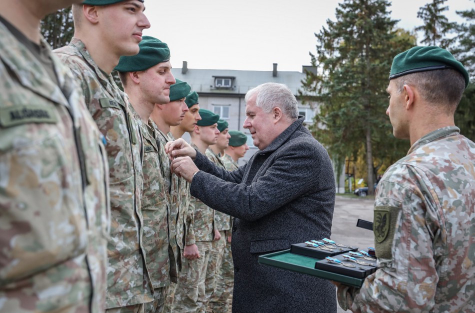 Ministras A. Anušauskas iš Irako grįžusiems kariams įteikė medalius už pavyzdingą tarnybą ir pasiaukojimą