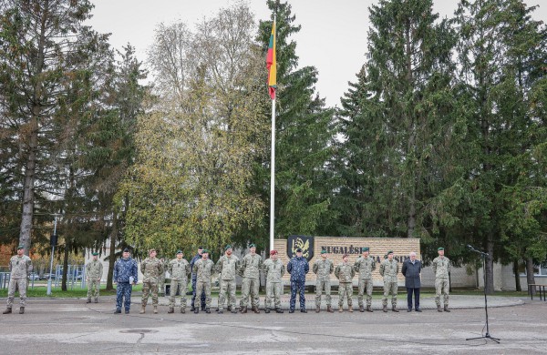 Ministras A. Anušauskas iš Irako grįžusiems kariams įteikė medalius už pavyzdingą tarnybą ir pasiaukojimą