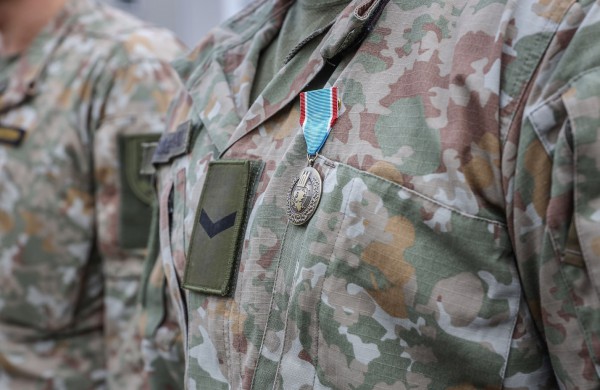 Ministras A. Anušauskas iš Irako grįžusiems kariams įteikė medalius už pavyzdingą tarnybą ir pasiaukojimą