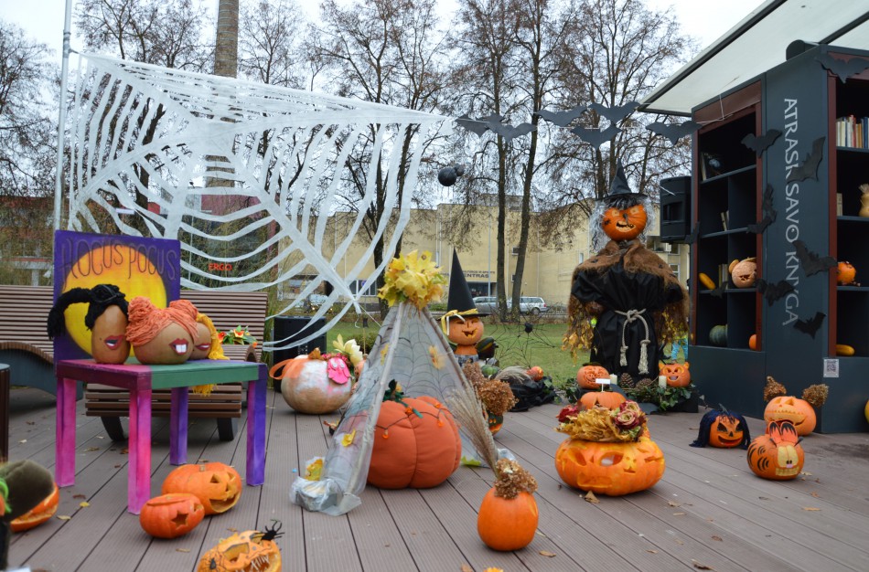 Jonavos viešosios bibliotekos kieme atidaryta „Moliūgų terasa“