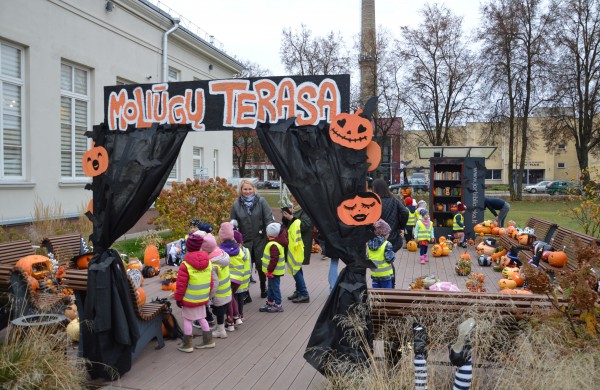 Jonavos viešosios bibliotekos kieme atidaryta „Moliūgų terasa“