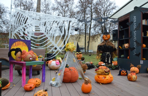 Jonavos viešosios bibliotekos kieme atidaryta „Moliūgų terasa“