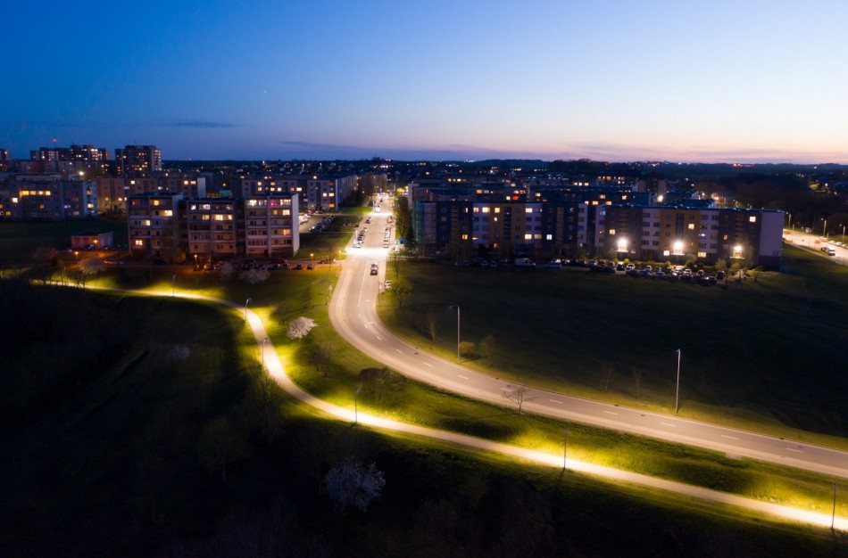 Dieną įjungti šviestuvai sukėlė gyventojams klausimų, tačiau tai - gedimo pasekmė