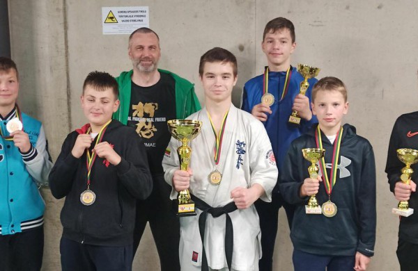 Jonavos Kyokushin karate „Kumite“ klubo komanda iš Kėdainių grįžo su keliais medaliais
