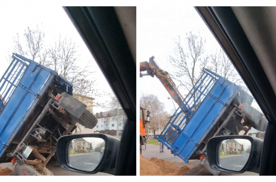 Kauno gatvėje apvirto traktoriaus priekaba