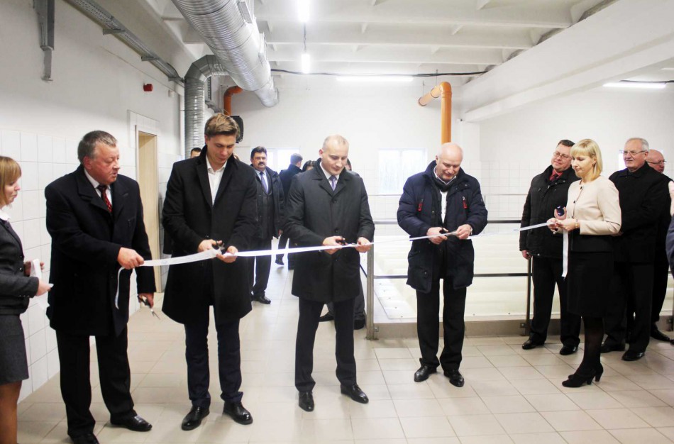 Bendrovėje „Jonavos vandenys“ perkirpta simbolinė juostelė, svečiai buvo vaišinami vandeniu