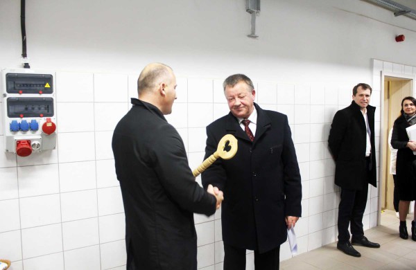 Bendrovėje „Jonavos vandenys“ perkirpta simbolinė juostelė, svečiai buvo vaišinami vandeniu