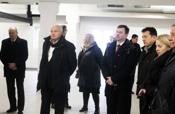 Bendrovėje „Jonavos vandenys“ perkirpta simbolinė juostelė, svečiai buvo vaišinami vandeniu