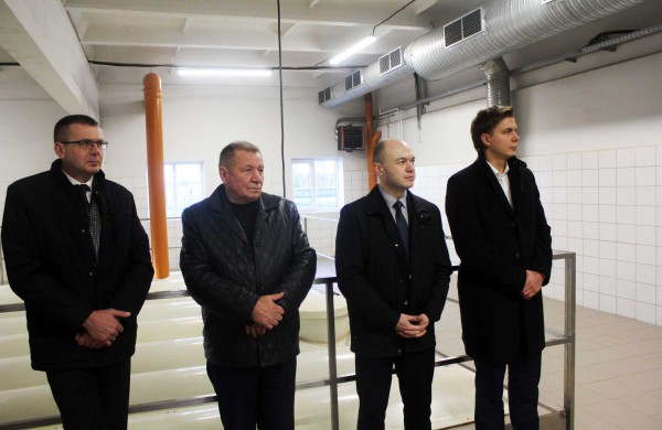 Bendrovėje „Jonavos vandenys“ perkirpta simbolinė juostelė, svečiai buvo vaišinami vandeniu