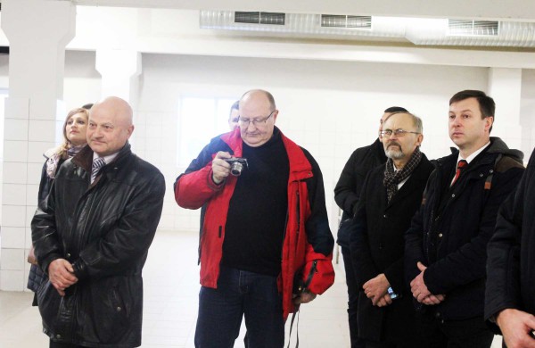 Bendrovėje „Jonavos vandenys“ perkirpta simbolinė juostelė, svečiai buvo vaišinami vandeniu