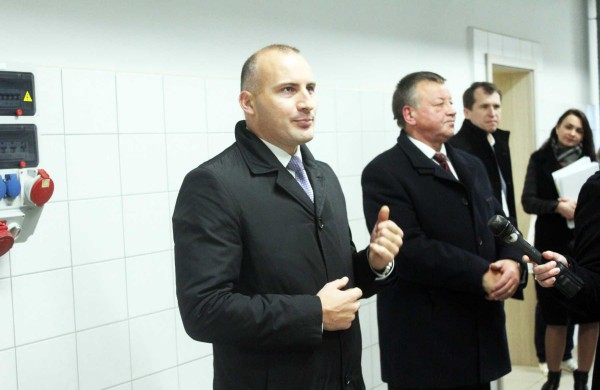 Bendrovėje „Jonavos vandenys“ perkirpta simbolinė juostelė, svečiai buvo vaišinami vandeniu