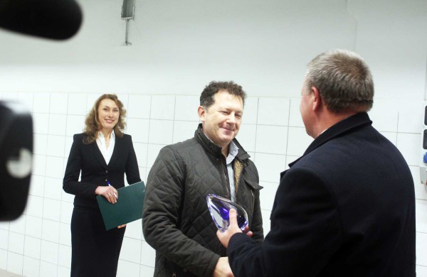 Bendrovėje „Jonavos vandenys“ perkirpta simbolinė juostelė, svečiai buvo vaišinami vandeniu