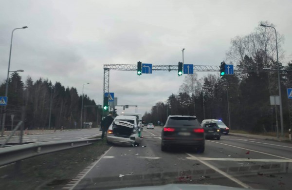 Kelyje Kaunas - Jonava susidūrė kelios transporto priemonės, tarp jų - ir sunkiasvorė