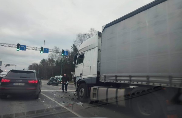 Kelyje Kaunas - Jonava susidūrė kelios transporto priemonės, tarp jų - ir sunkiasvorė