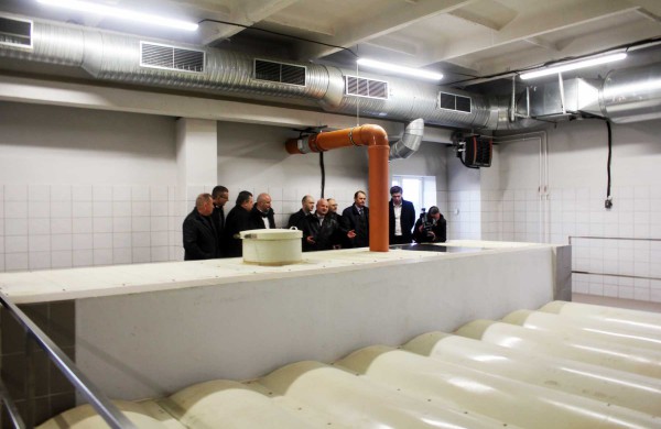 Bendrovėje „Jonavos vandenys“ perkirpta simbolinė juostelė, svečiai buvo vaišinami vandeniu