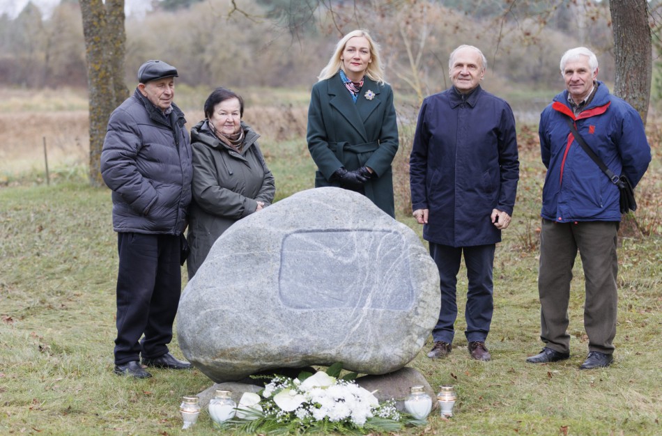 Pabartonių kaime pagerbė P. Dovalgos atminimą