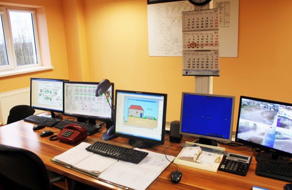 Bendrovėje „Jonavos vandenys“ perkirpta simbolinė juostelė, svečiai buvo vaišinami vandeniu