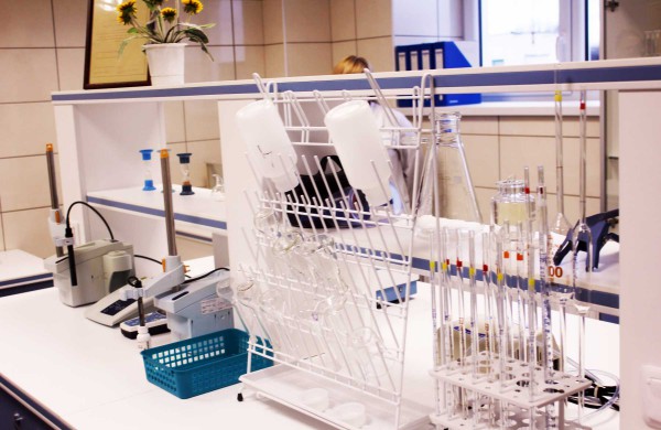 Bendrovėje „Jonavos vandenys“ perkirpta simbolinė juostelė, svečiai buvo vaišinami vandeniu