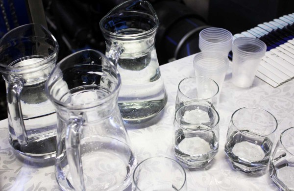 Bendrovėje „Jonavos vandenys“ perkirpta simbolinė juostelė, svečiai buvo vaišinami vandeniu