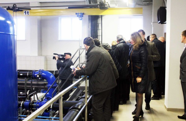 Bendrovėje „Jonavos vandenys“ perkirpta simbolinė juostelė, svečiai buvo vaišinami vandeniu