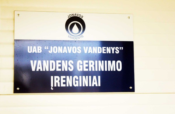 Bendrovėje „Jonavos vandenys“ perkirpta simbolinė juostelė, svečiai buvo vaišinami vandeniu