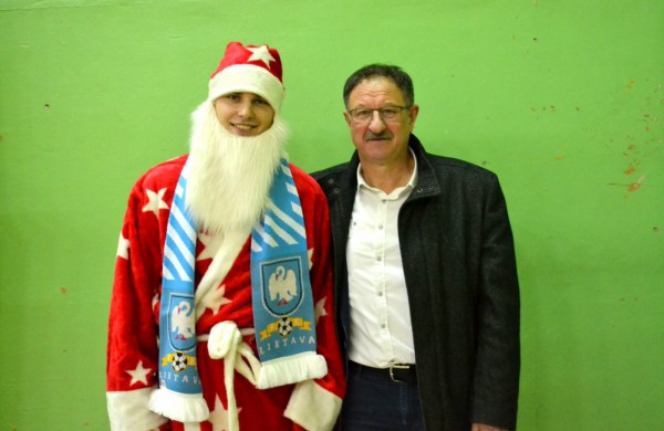 Šventinis būsimųjų futbolininkų vakaras su tėveliais ir... Kalėdų seneliu