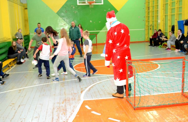 Šventinis būsimųjų futbolininkų vakaras su tėveliais ir... Kalėdų seneliu