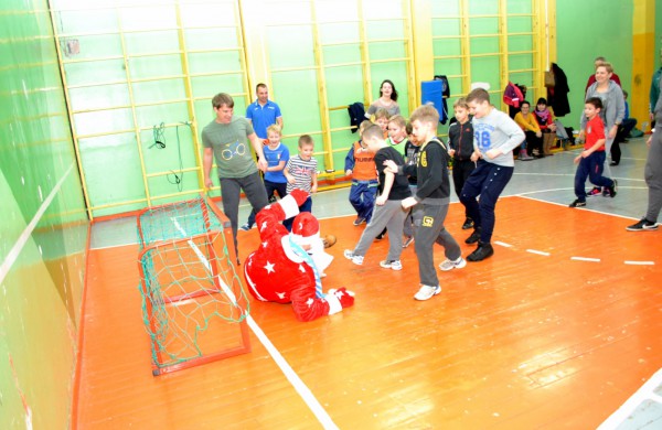 Šventinis būsimųjų futbolininkų vakaras su tėveliais ir... Kalėdų seneliu