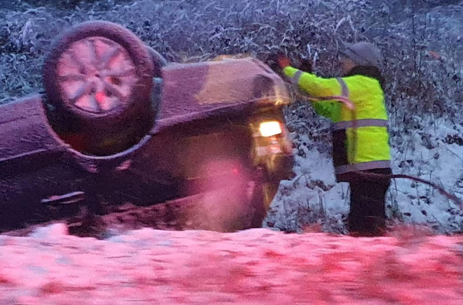Nuo kelio nuslydo ir ant stogo apsivertė lengvasis automobilis