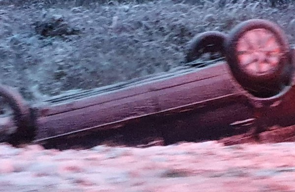 Nuo kelio nuslydo ir ant stogo apsivertė lengvasis automobilis