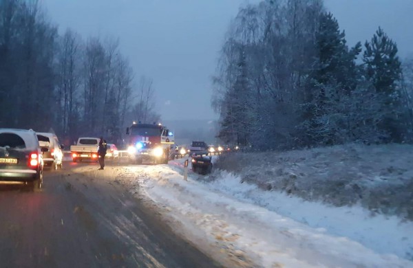 Nuo kelio nuslydo ir ant stogo apsivertė lengvasis automobilis