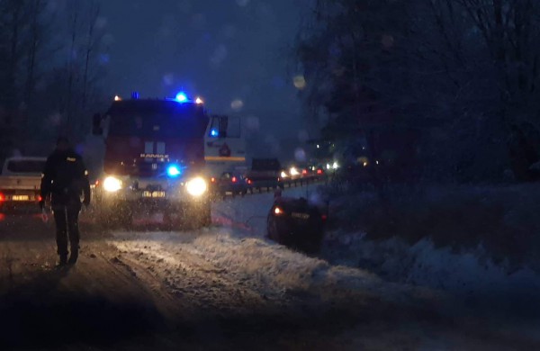 Nuo kelio nuslydo ir ant stogo apsivertė lengvasis automobilis