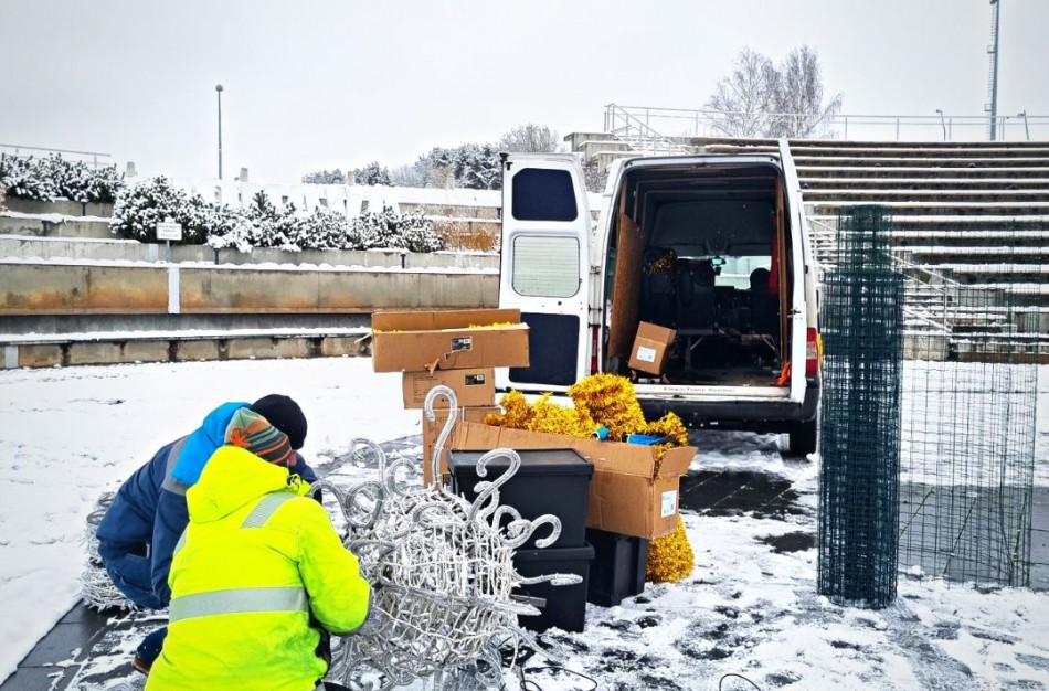 Joninių slėnyje puošiama antroji šventinė eglė – „Jonavos paslaugų“ dovana miestiečiams