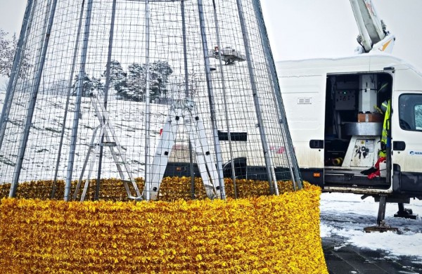 Joninių slėnyje puošiama antroji šventinė eglė – „Jonavos paslaugų“ dovana miestiečiams