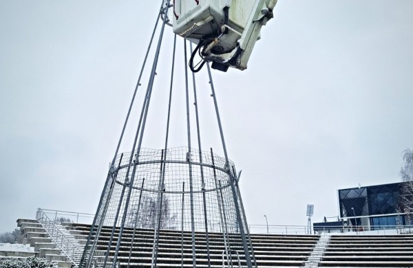 Joninių slėnyje puošiama antroji šventinė eglė – „Jonavos paslaugų“ dovana miestiečiams