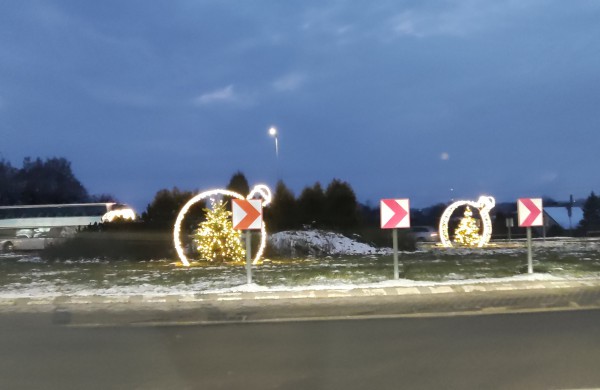 Jonava suspindėjo pasakų tema - įžiebta Kalėdų puošmena