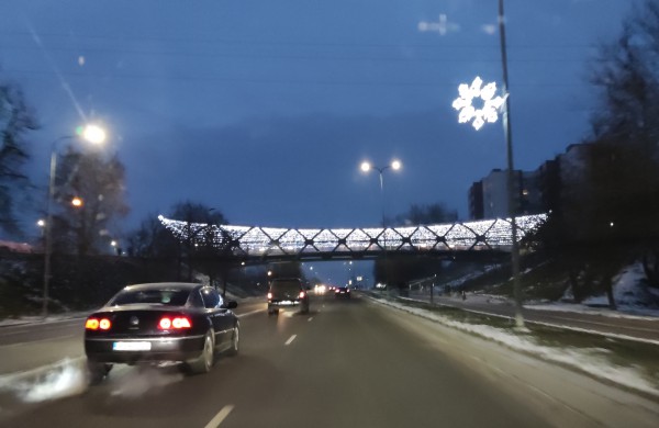 Jonava suspindėjo pasakų tema - įžiebta Kalėdų puošmena