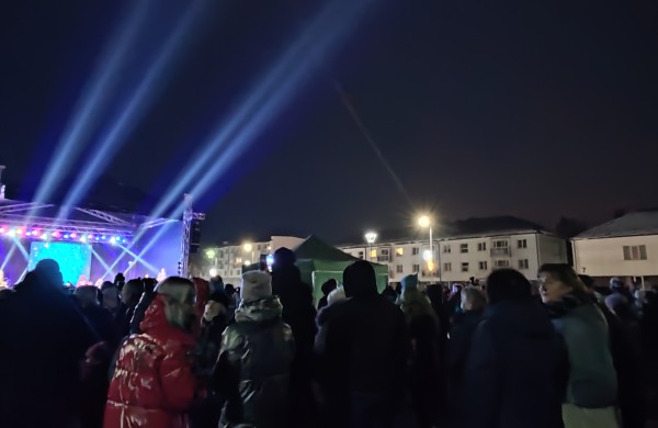 Jonava suspindėjo pasakų tema - įžiebta Kalėdų puošmena