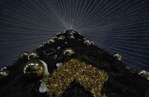 Jonava suspindėjo pasakų tema - įžiebta Kalėdų puošmena