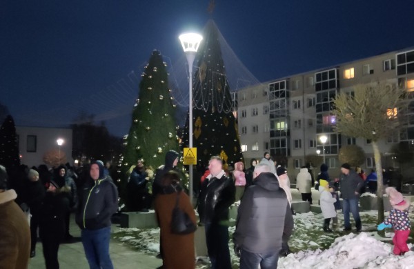 Jonava suspindėjo pasakų tema - įžiebta Kalėdų puošmena
