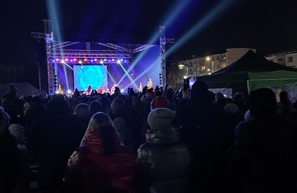 Jonava suspindėjo pasakų tema - įžiebta Kalėdų puošmena