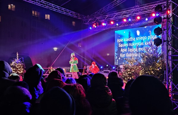 Jonava suspindėjo pasakų tema - įžiebta Kalėdų puošmena