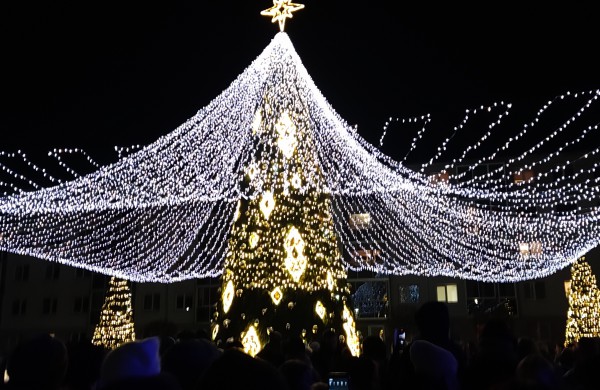 Jonava suspindėjo pasakų tema - įžiebta Kalėdų puošmena