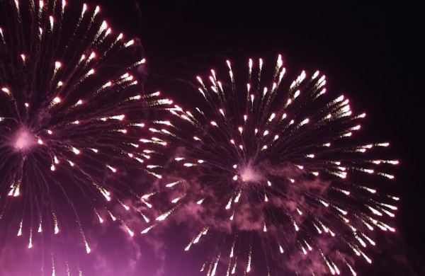 Jonava suspindėjo pasakų tema - įžiebta Kalėdų puošmena