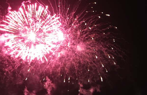 Jonava suspindėjo pasakų tema - įžiebta Kalėdų puošmena