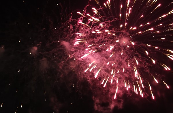 Jonava suspindėjo pasakų tema - įžiebta Kalėdų puošmena