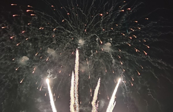 Jonava suspindėjo pasakų tema - įžiebta Kalėdų puošmena