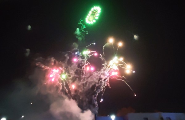 Jonava suspindėjo pasakų tema - įžiebta Kalėdų puošmena